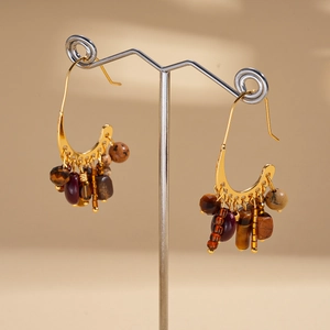 Détail de boucles d'oreilles bohèmes plaquées or 18k avec pampilles en perles