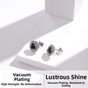 Vue détaillée de boucles d'oreilles en acier titane avec gemme noire et zircons