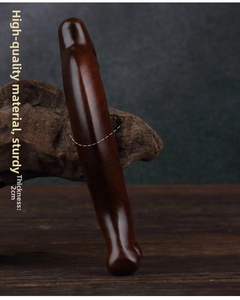 Nahaufnahme des 2 cm dicken Sandelholz-Massagestabs mit glatter Textur und Maserung