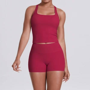 Détail de l'ensemble de yoga rouge foncé avec débardeur et short de sport ajusté
