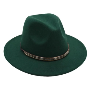 Détail du chapeau fedora en laine vert foncé avec bande décorative perlée bronze antique