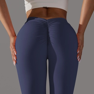 Détail du legging de yoga bleu marine à taille haute avec couture effet push-up fessier