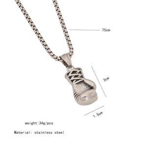 Vue détaillée du pendentif gant de boxe en acier inoxydable avec ses dimensions