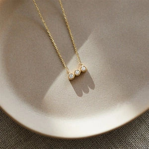 Collier trois pierres serti clos en acier inoxydable plaqué or 18 carats