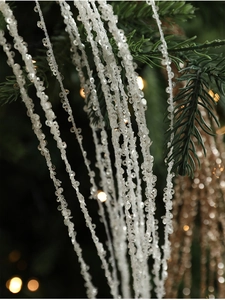 Detailopname van glinsterende 90 cm pailletten kwastje aan een groene kerstboom
