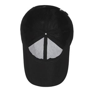 Vue intérieure d'une casquette de baseball noire en coton avec coutures renforcées et bouton