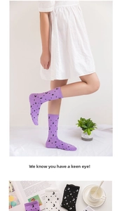 Details von gestrickten Socken mit Stern- und Mondmustern in Violett, Schwarz und Weiß