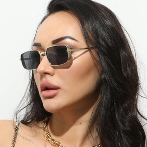 Detailansicht der quadratischen Vintage-Metallsonnenbrille mit goldener Textur
