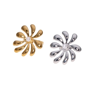 Adjustable flower-shaped stainless steel rings in gold and silver finish with pearls