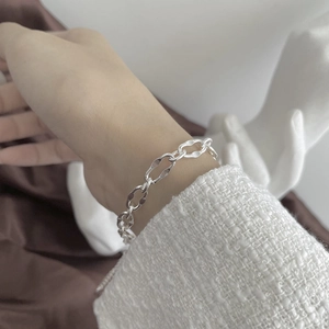 Minimalist S925 sterling silver lip link chain bracelet for women in a chic hip-hop style