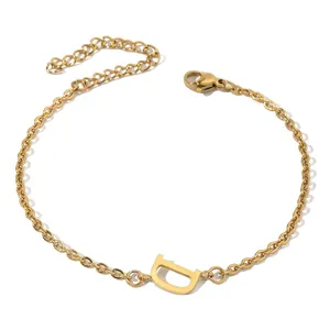 Nahaufnahme des 18K vergoldeten Buchstaben D Armbands mit verstellbarem Karabinerverschluss