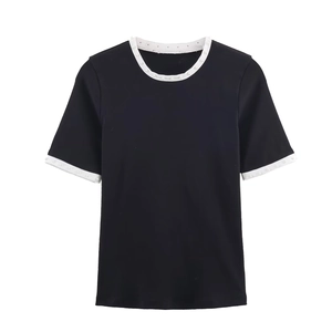 T-shirt nera da donna a maniche corte con perle sul girocollo e bordi bianchi