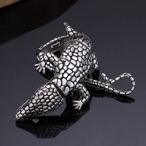 Gros plan détaillé du bracelet crocodile en argent rétro avec textures réalistes