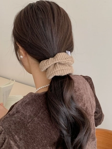Élastique à cheveux en tricot kaki fait main porté en queue de cheval rétro