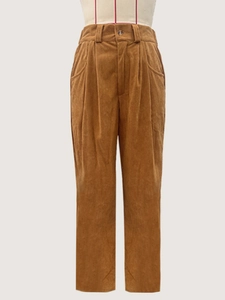 Gros plan détaillé du pantalon en velours côtelé marron à taille haute et plis