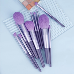 Ensemble détaillé de pinceaux de maquillage violets avec poils synthétiques doux