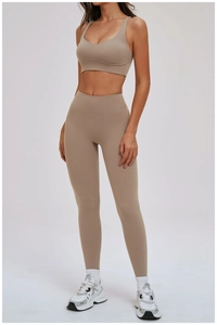 Vooraanzicht van kaki yogaset met sportbeha met U-hals en legging met V-tailleband