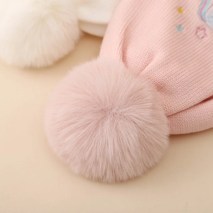 Bonnet en tricot rose pour filles avec un grand pompon en fausse fourrure douce