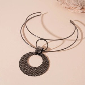 Detailopname van een gunmetal dubbele choker met een grote geweven ronde schijfhanger