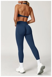 Détail de la brassière de yoga dos nu bleu marine et legging taille haute gainant