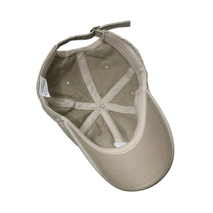 Détail des coutures internes et de la bande anti-transpiration en coton de la casquette