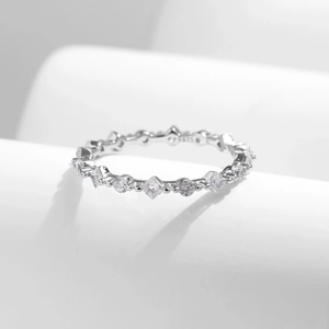 Elegant s925 silver ring featuring alternating round and lozenge cut sparkling crystals