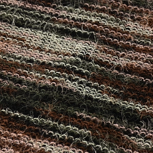 Macro texture del tessuto a maglia spazzolata a righe in verde scuro, marrone e beige