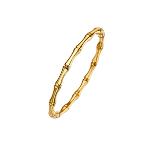 Dettaglio del bracciale a segmenti di bambù dorato in solido acciaio inossidabile