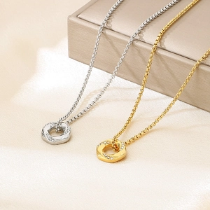 Detail von gedrehten Kreis-Halsketten mit Mikro-Diamanten in Gold und Silber-Ausführung
