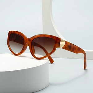 Vintage Cat Eye Sunglasses For Women Fashion Butterfly Frame UV400 Gradient Lens Gold Metal Heart Decoration Outdoor Travel Eyewear