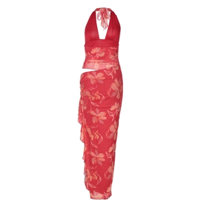 Détail du haut dos nu à fleurs rouges et jupe plissée fendue avec bordure ondulée