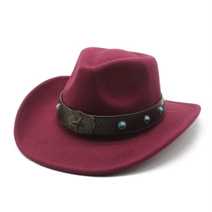 Détail du chapeau de cowboy bordeaux avec bande en cuir et rivets turquoise