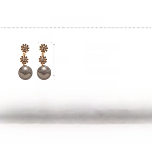 Détails de boucles d'oreilles vintage avec strass marron et perles grises élégantes