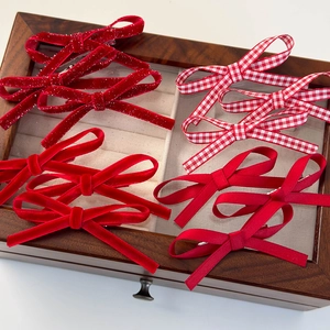 Lot de 8 barrettes à nœuds rouges en velours et à carreaux dans une boîte à bijoux