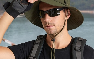 Détail chapeau de soleil vert armée à large bord avec mentonnière réglable pour l'extérieur