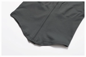 Gros plan sur le tissu gris de la veste de yoga avec texture côtelée et ourlet arrondi