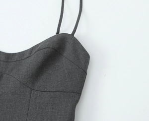 Gros plan sur la robe tissée gris foncé avec de fines bretelles et des coutures détaillées