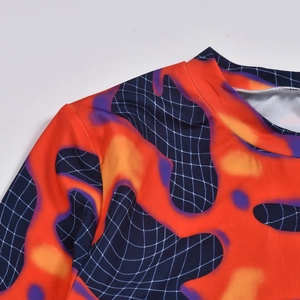 Détails du motif de flammes orange et de l'imprimé à carreaux sur le tissu en maille