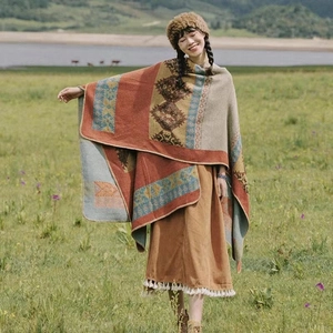 Ethnisches geometrisches Muster XXL-Schal in Rot und Blau, weicher Kaschmir-ähnlicher Poncho