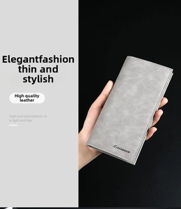 Dünne lange graue Herrenbrieftasche aus Premium-Leder mit minimalistischem Stil und Textur