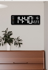 Detalle de reloj de pared digital con hora, fecha, temperatura y día de la semana