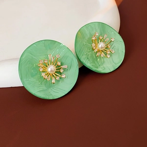 Detailaufnahme der grünen Marmor-Harzohrringe mit goldener Perle und Zirkonia-Blüte