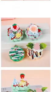 Detail von realistischen Donut- und Cupcake-Anhängern mit bunten Perlen und Streuseln