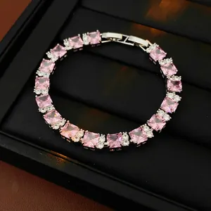 Elegante pulsera de cadena plateada con circonitas rosa cuadradas y diamantes blancos