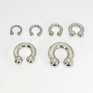 Verschiedene Größen von Hufeisen Piercing Schmuck aus Edelstahl in Silber Glanz