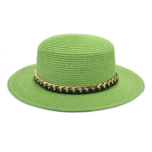 Chapeau de paille vert citron à bord plat avec ruban en cuir noir et chaîne dorée