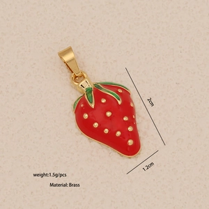 Pendentif fraise en émail rouge avec base en laiton doré et dimensions