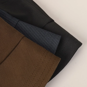 Gros plan sur la texture à chevrons du chapeau bob de style japonais pour femme