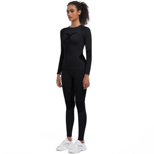 Vue détaillée de l'ensemble de yoga noir sans couture avec texture tricotée ergonomique