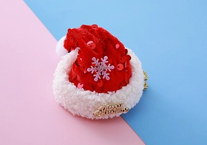 Détail d'un serre-tête bonnet de Noël à paillettes avec étiquette Joyeux Noël et flocon